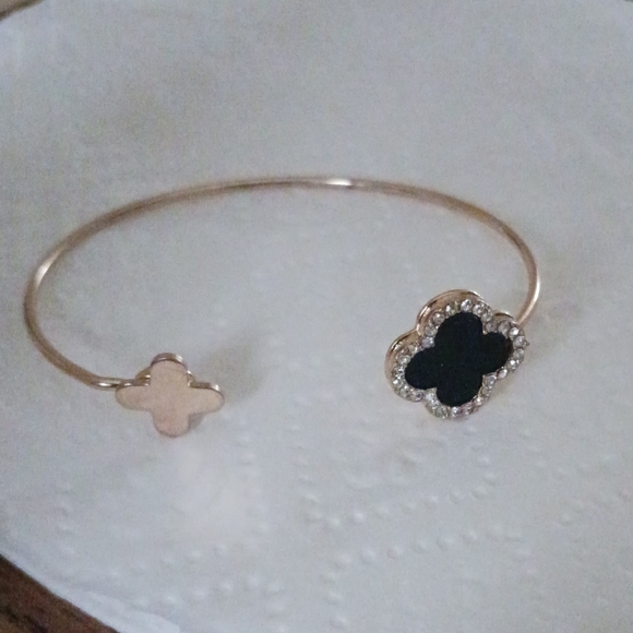 Jewelry - Elegant Gold and Black Clover Bracelet EUC